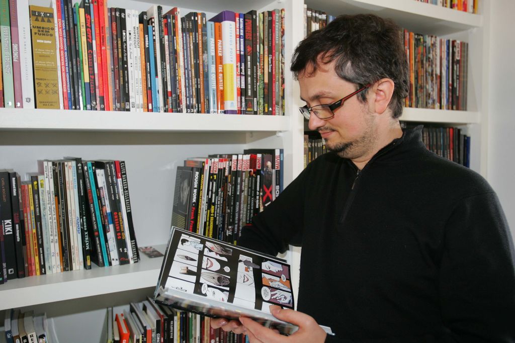 A estante de comic books e graphic novels de Liber Paz: organização diligente para um de seus hobbies favoritos depois de desenhar | Ivonaldo Alexandre/Gazeta do Povo