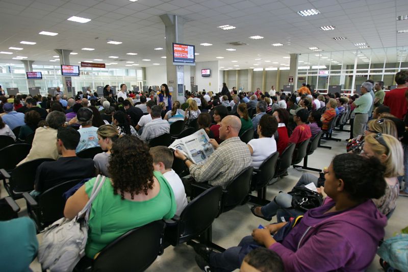 Fila para atendimento na sede do Tribunal Regional Eleitoral do Paraná (TRE-PR) foi grande nesta quinta-feira (23), feriado de Corpus Christi | Ivonaldo Alexandre/Gazeta do Povo