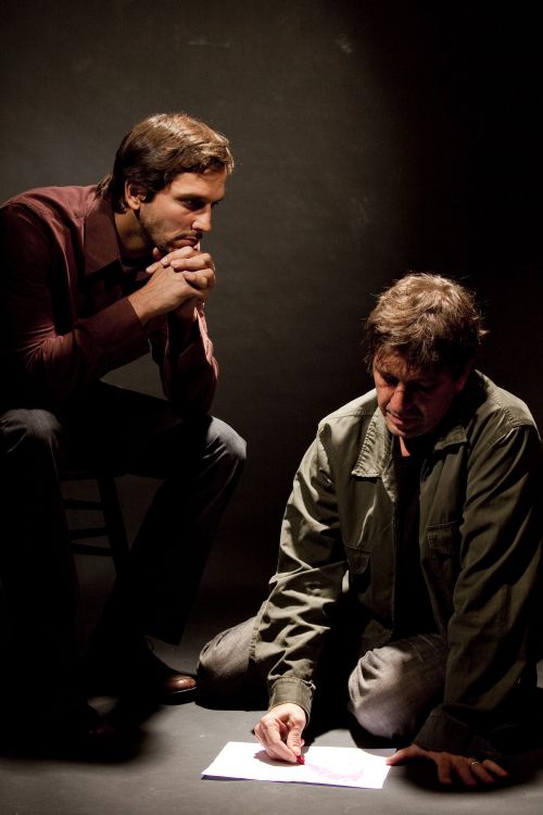 Na peça, Brichta interpreta um jovem juiz determinado a prender um homem acusado de pedofilia | Lenise Pinheiro/Divulgação