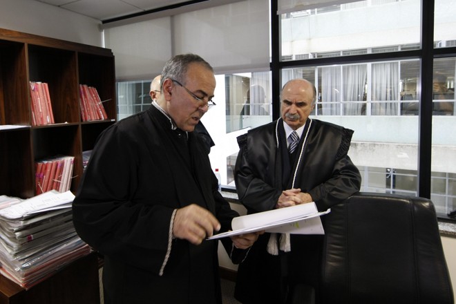 O advogado Elias Mattar Assad conversa com o desembargador Jesus Sarrão | 