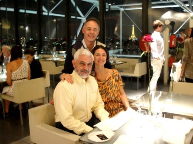 O arquiteto e paisagista paulista Benedito Abbud e o arquiteto curitibano Dalton Vidotti, que assina o show-room de vendas do shopping Pátio Batel, no Design Center, jantaram semana passada no restaurante George, no museu George Pompidou, em Paris, com a arquiteta Daniela Busarello, que reside na capital francesa | 