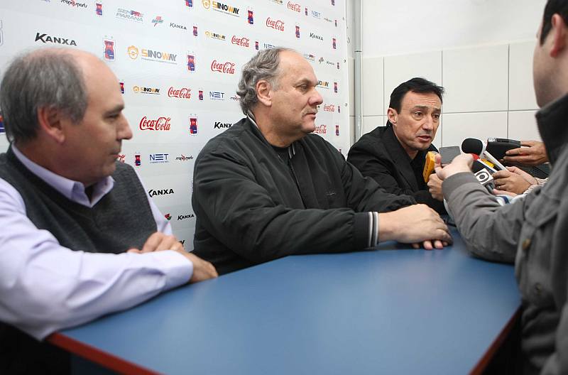 Da esquerda para direita: presidente licenciado do Paraná, Aquilino Romani, o diretor de futebol, Paulo César Silva e o técnico Roberto Fonseca durante coletiva na Vila Capanema | Aniele Nascimento / Gazeta do Povo