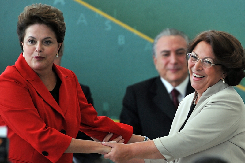 A presidenta Dilma Rousseff cumprimenta a nova ministra de Relações Institucionais, Ideli Salvatti, durante cerimônia de posse | Fabio Rodrigues Pozzebom/ABr