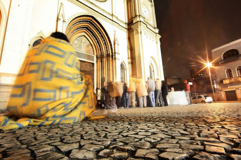 Encontro de oração das terças à noite na frente da Catedral: pastoral tenta tirar moradores do isolamento | Hedeson Alves/ Gazeta do Povo