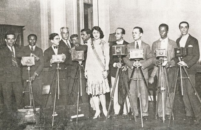 A Miss Paraná com fotógrafos em festa que concedeu para homenagear a imprensa antes de voltar do Rio de Janeiro |