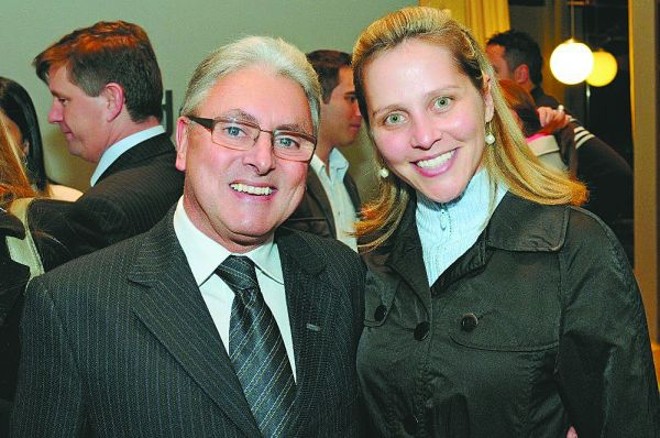 INAUGURAÇÃO DA NOVA TODESCHINI: A Todeschini Móveis Planejados aumenta sua presença em Curitiba, com nova loja comandada por Cesar Giacomoni e Ronaldo Sartori. Na inauguração do espaço registramos a presença da médica Grasiele Martins e de João Farina Neto, presidente da marca Todeschini | 