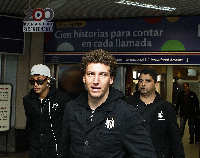 Neymar e Elano chegam em Assunção: Santos aposta no talento da dupla | Jorge Adorno/ Reuters