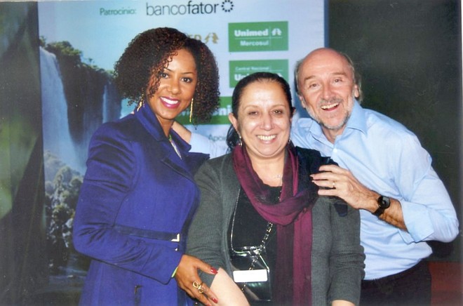 Recentemente no Mabu Foz, durante o 1º Fórum Político Unimed do Brasil, a jornalista Ângela de Mello, ladeada pelo casal Valéria Valença e Hans Donner |