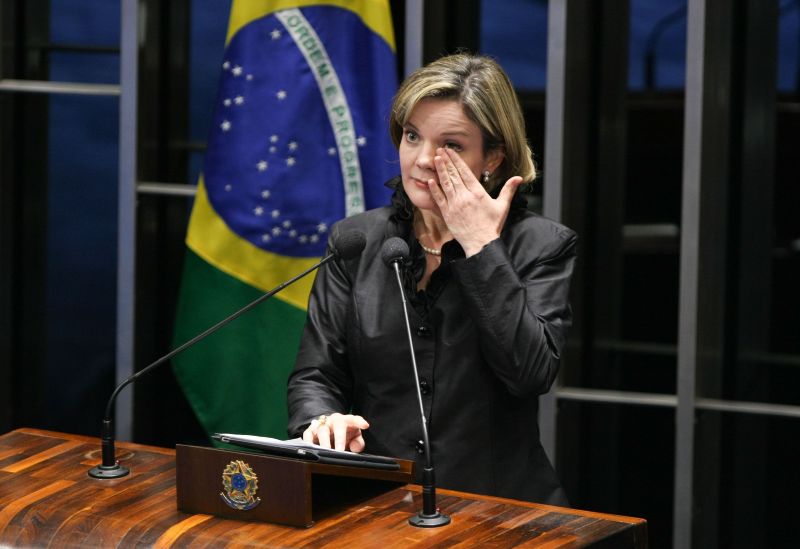 Gleisi se emociona no discurso de despedida do Senado e enxuga lágrimas: promessas de diálogo com a base e com a oposição | Sérgio Lima/Folhapress