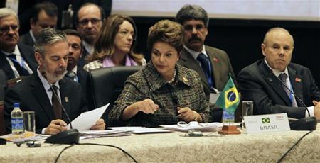 A presidente Dilma Rousseff (centro), o chanceler Antonio Patriota (esquerda) e o ministro da Fazenda, Guido Mantega, participam da cúpula do Mercosul em Luque, nos arredores de Assunção, no Paraguai | Reuters