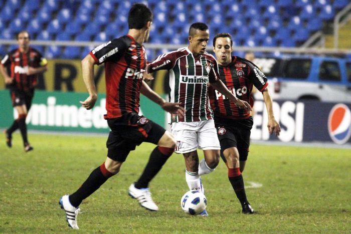 Wendell e Branquinho na marcação de Souza: Atlético sucumbe diante do Flu | Caio Amy/Photocamera
