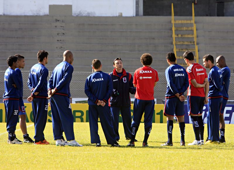 Técnico Roberto Fonseca, ao centro, conversa com o elenco paranista. Segunda minimeta pode vir com vitória diante do Icasa | Priscila Forone / Agencia de Noticias Gazeta do Povo