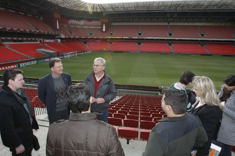 O engenheiro do Atlético, Flávio Vaz (centro), conversa com representantes do Sinaenco em visita técnica à Arena da Baixada: obras devem começar em agosto | Marcelo Elias/ Gazeta do Povo
