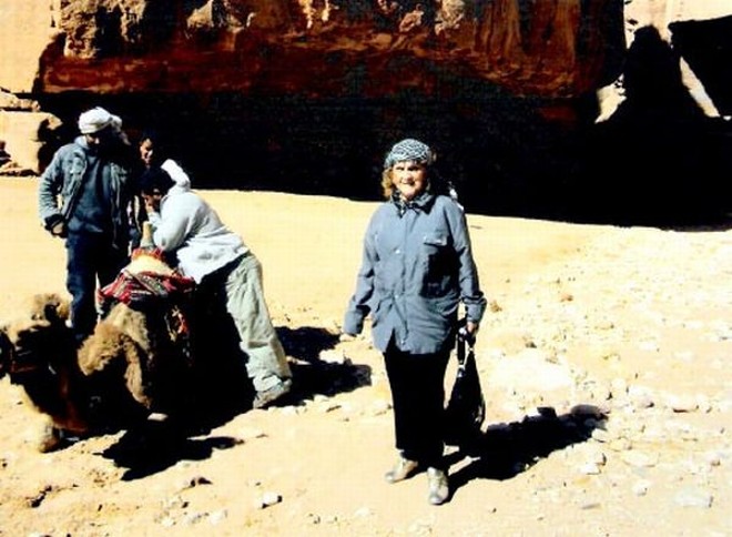 CYROBA EXPÕE -A artista plástica Cyroba Braga Ritzmann inaugura mostra nesta terça-feira, às 19 h, na Galeria do Instituto de Engenharia do Paraná. Nas telas que serão expostas, registros da viagem de Cyroba à belíssima cidade de Petra, na Jordânia, de onde voltou recentemente | 