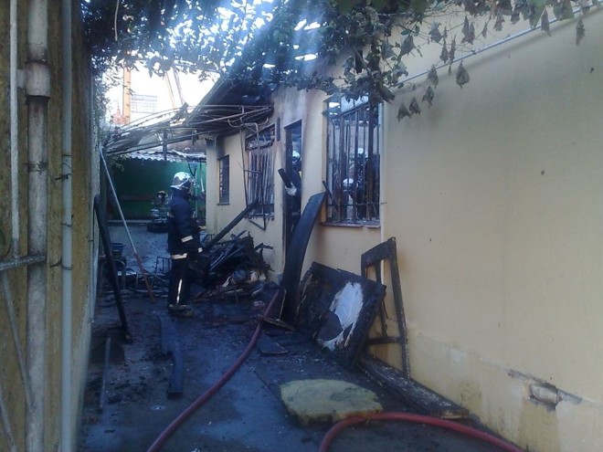 Um homem morreu em um incêndio no Alto ds XV: casa foi totalmente destruída por dentro | 