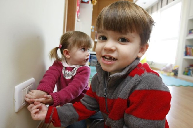 Explicar é fundamental- Vicent e Catarina apenas brincam de colocar a mão na tomada. A mãe deles, Gabriele Montin, segue a à risca a lição de especialistas no assunto: limitar o acesso às tomadas e sempre explicar por que cada lugar pode ser perigoso. Ela faz de tudo para que os filhos não sofram queimaduras.