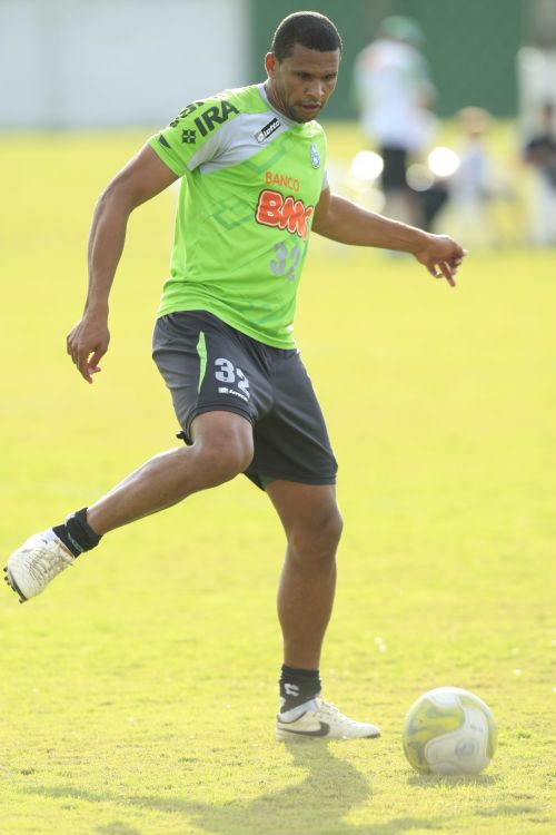 De volta ao time titular, zagueiro Pereira prega que o Coxa deve esquecer definitivamente a Copa do Brasil | Antonio Costa/ Gazeta do Povo