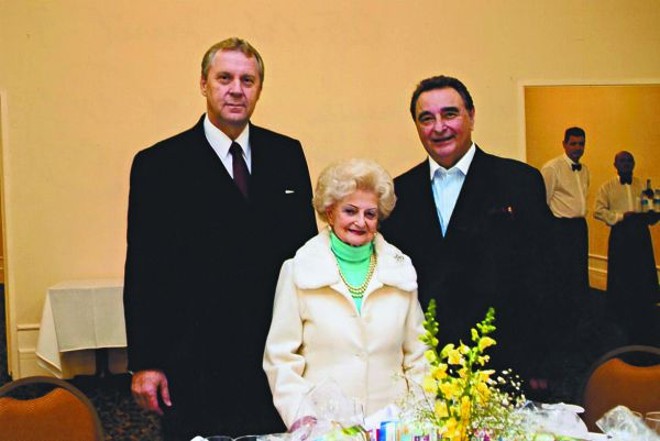 ENCONTRO DE AMIGOS: A Confraria dos Super Gourmets se reuniu no Hotel Promenade em agradável jantar na última semana, comandado pelo amigo Romualdo Denega. Entre os presentes, destaque para o joalheiro Camilo Turmina. Na foto, o gerente do hotel, Nelson Eberspacher, a jornalista e Romualdo Denega | 