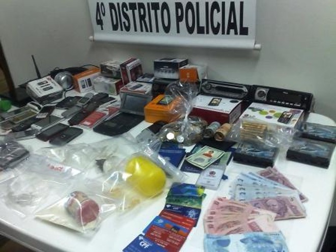 Com o grupo, foram encontrados aparelhos celulares e eletrônicos, além de arma e dinheiro | 