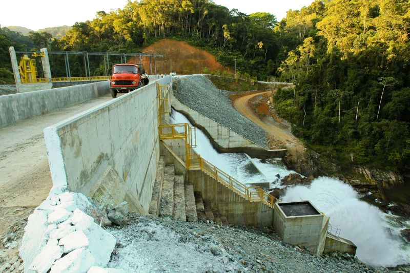 Em funcionamento desde o início de junho, a PCH Novo Horizonte, em Campina Grande do Sul, foi a primeira construída após a retomada dos licenciamentos. A obra custou R$ 150 milhões e empregou 400 pessoas | Daniel Castellano/ Gazeta do Povo