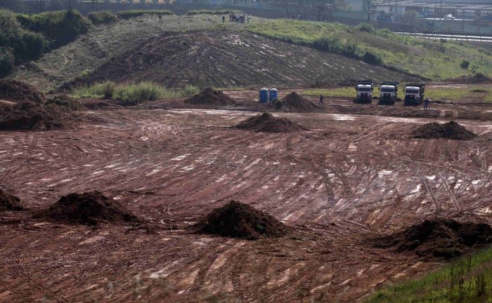 Mesmo sem retirar os dutos da Petrobras do terreno, obra do Itaquerão passa pela terraplanagem. | Nacho Doce/ Reuters