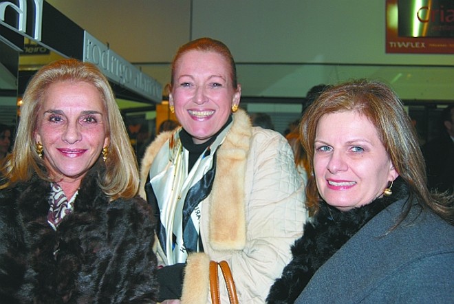 Francis Meister, Regina Bruni e Francisca Cury, na mostra da galeria Zilda Fraletti |