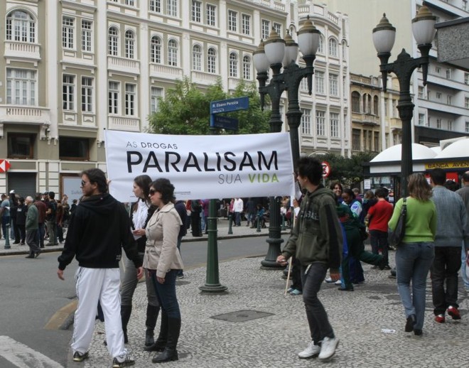 A Igreja Batista do Bacacheri organizou uma manifestação contra as drogas na Rua XV de Novembro |