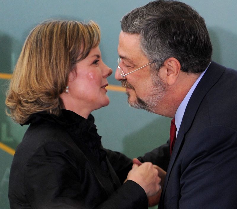 Gleisi cumprimenta Palocci, em sua posse: ex-ministro era identificado com a gestão do ex-presidente Lula | Evaristo Sá/AFP