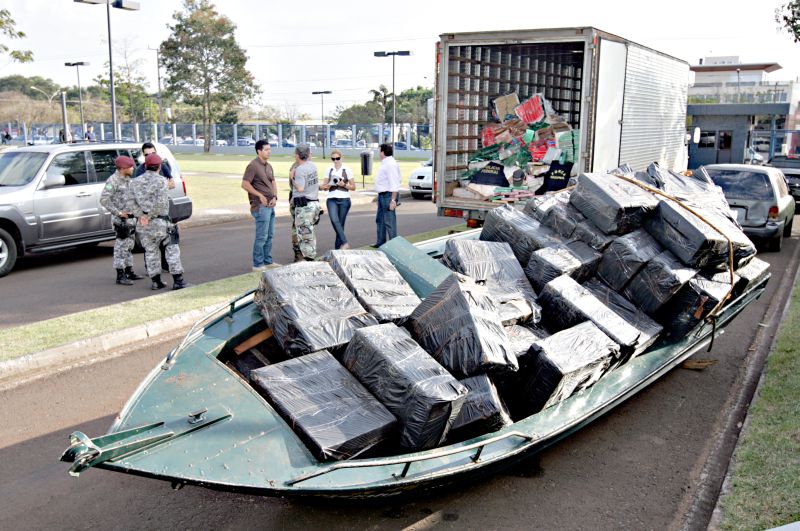 Barco com cigarro contrabandeado apreendido em Santa Helena, na Costa Oeste: pagamento de propina seduz policiais no estado | Christian Rizzi/ Gazeta do Povo