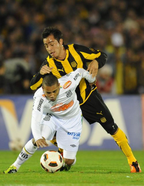 Marcação cerrada: Adriano não desgrudou de Martinuccio, craque do Peñarol | Pablo Porciuncula/ AFP