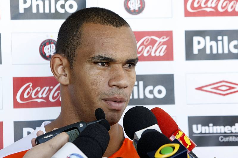 Róbston declarou à rádio goiana que tem interesse em defender o Goiás. Dirigente esmaraldino nega negociação | Antônio More / Agência de Notícias Gazeta do Povo