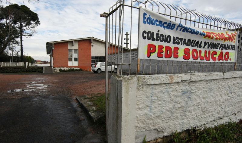 Professores, alunos e pais protestam por infraestrutura precária de escola estadual no bairro Novo Mundo | Valterci Santos / Agência de Notícias Gazeta do Povo
