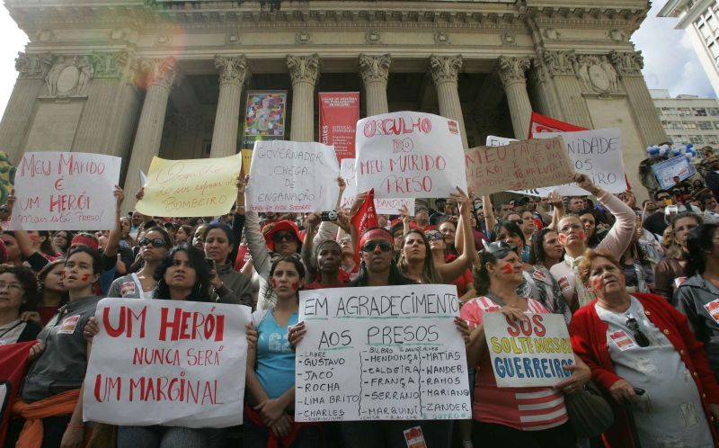 Manifestantes estavam revoltados com declarações do governador Sérgio Cabral, que classificou os bombeiros presos de "vândalos irresponsáveis" | Alessandro Costa/Ag. O Dia