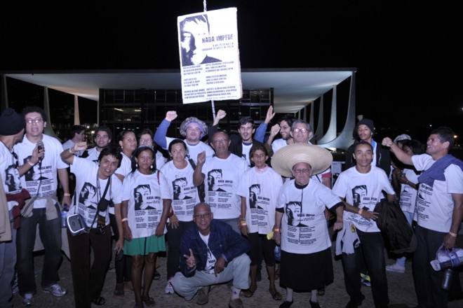Manifestantes pedem a liberdade do ex-ativista italiano Cesare Battisti, durante julgamento no STF | 
