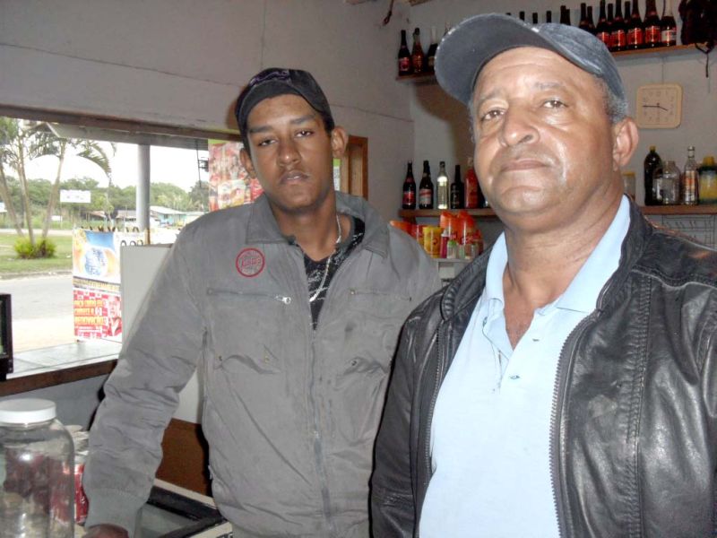 Carlos de Souza (à direita): Minha esperança é ver meu bar movimentado e meu filho trabalhando nessas empresas." | Angel Salgado/Gazeta do Povo