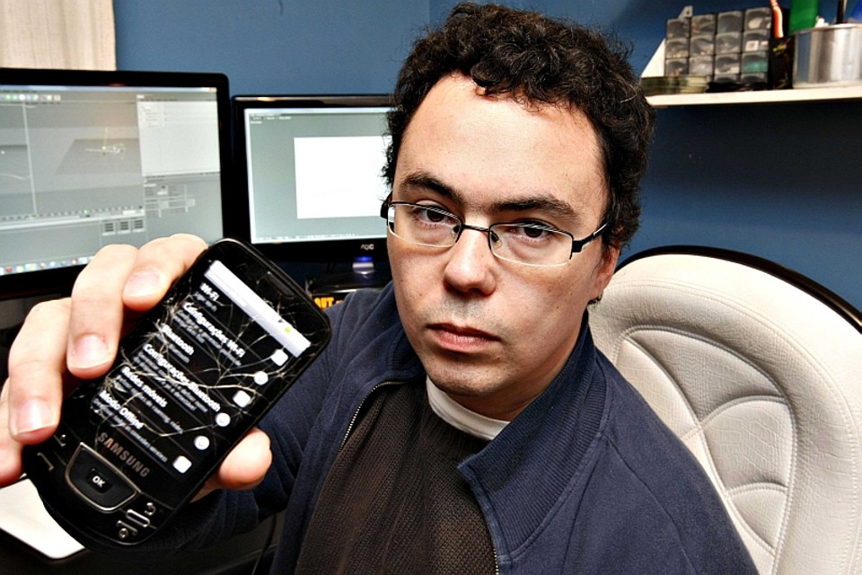 Celular pode causar câncer no cérebro, diz OMS No telefone fixo, por favor -Por favor, pode me ligar no fixo?. Assim o motion designer Everton Sebben (foto), 33 anos, atendeu a reportagem para a entrevista. Ele pesquisa há mais de um ano na internet os efeitos da radiação emitida pelos celulares, e isso mudou seu comportamento. Antes dava o celular para o meu filho brincar, hoje evito. Peço que me liguem em casa, não vou ficar fritando minha cabeça, diz ele, que se preocupa também com o telefone sem fio e o roteador wireless que tem em casa. As ondas eletromagnéticas estão por toda parte, elas atravessam paredes, acredito que no futuro os governos terão de restringir o alcance das redes sem fio. As ondas vão se sobrepondo umas às outras e você fica o tempo todo submetido a isso, diz | Antônio Costa/ Gazeta do Povo