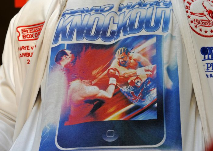 Camiseta de David Haye na coletiva desta segunda-feira: britânico promete mandar ucraniano Wladimir Klitschko para o hospital | Fabian Bimmer / Reuters