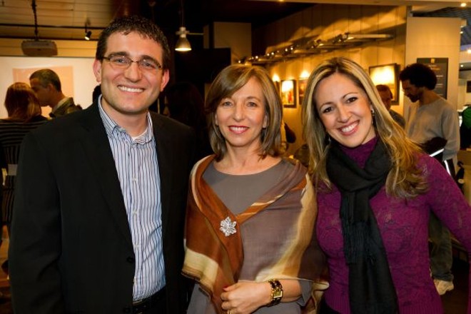 No prestigiado lançamento do livro Amar é para Equilibristas, sexta-feira passada, na Fnac, Claydson de Oliveira, diretor da loja, comemora o sucesso do evento ao lado de Eloá Andreassa, autora do livro, e Letícia Lopes, consultora de marketing do projeto | 