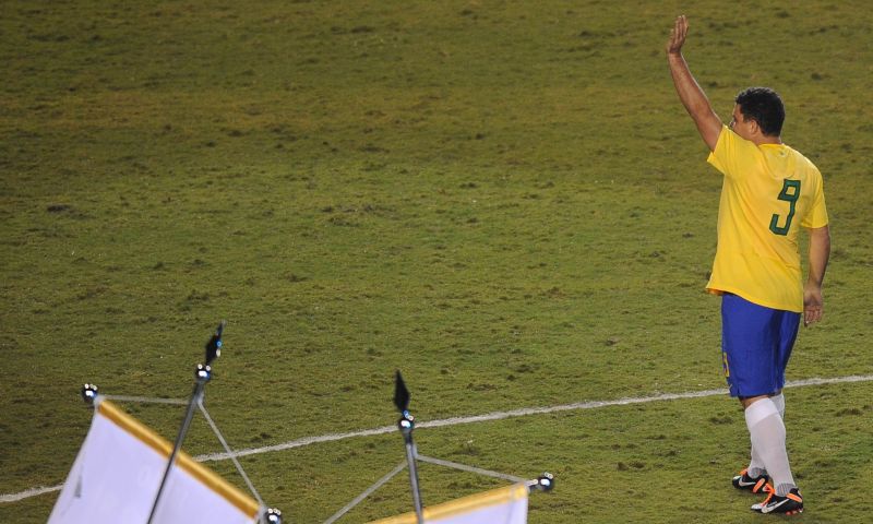 Ronaldo deixa o gramado do Pacaembu ovacionado pela torcida: maior artilheiro das Copas (15 gols) virou empresário | Vanderlei Almeida/ AFP