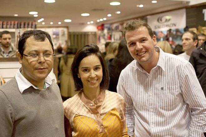 NOVIDADES NO PARKSHOPPING -No lançamento da nova coleção da Território, especializada em artigos para viagens e inverno, a presença do coordenador de eventos do ParkShoppingBarigui, Natal Coutinho, da gerente de marketing do empreendimento, Silvia Pires Omairy, e do sócio-proprietário da Território, Eliandro Padilha | 
