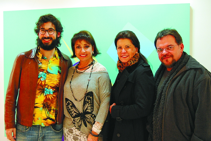 O artista anfitrião André Mendes, a anfitriã Zilda, Judy Nunes e Celso Coppio, no concorrido coquetel de abertura da mostra de André, na Galeria Zilda Fraletti, terça, dia 7, no Designer Center | Ângela de Mello