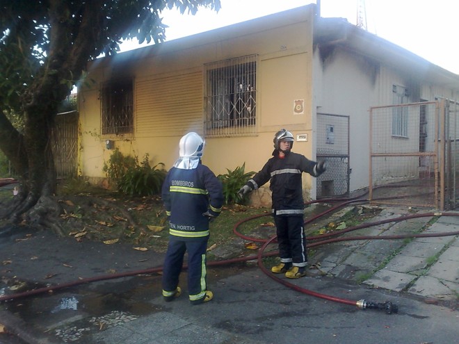 Casa geminada à residência que pegou fogo também foi atingida pelas chamas | 