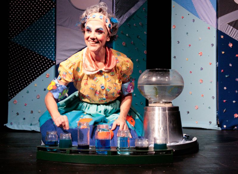 Fabiana Ferreira vive Esclarecida, uma das facetas de Clarice no espetáculo. Para a atriz, a peça trouxe a oportunidade de conhecer o seu lado criança | Isabelle Neri Vicentin/Divulgação