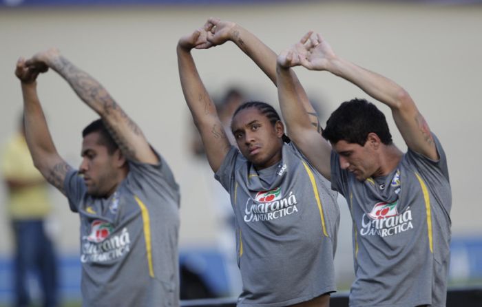 Daniel Alves, Anderson e Thiago Neves no treino da seleção nesta quinta em Goiânia | Mowa Press
