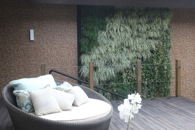 Jardim vertical da Casa Cor Paraná combina vários tipos de plantas: barba de serpente e variegata, hera verde e hera veriegata | Aniele Nascimento/ Gazeta do Povo