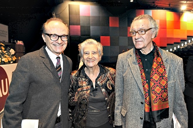 Os arquitetos Orlando Busarello (à esq.), Rosa Klias e Miguel Pereira, professor da USP, no seminário estadual de lançamento do Conselho de Arquitetura e Urbanismo realizado na semana passada, no auditório do Museu Oscar Niemeyer. A partir de 1º de janeiro de 2012, os arquitetos e urbanistas deixam o Crea e passam a integrar o CAU | 