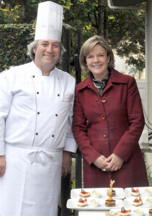 A ministra Gleisi Hoffman cumprimenta o chef Flávio Frenkel pelo menu do almoço, realizado semana passada, na Associação das Emissoras de Radiodifusão do Paraná | Gilson Camargo