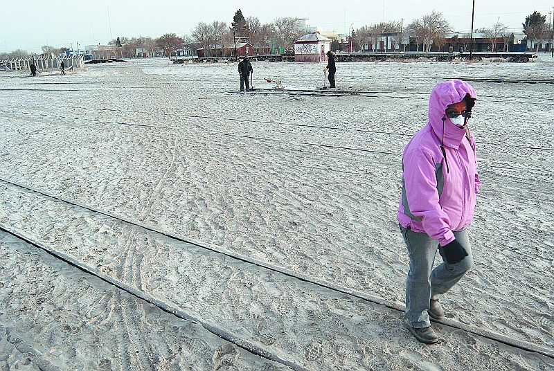A região de Bariloche, na Argentina, está coberta pelas cinzas do vulcão: remoção do material levará dez meses | Martin Brunella/Folhapress