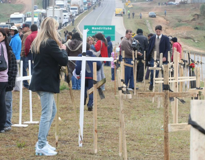 Manifestantes colocaram cruzes no canteiro central da BR-116 | Aniele Nascimento/Agência de Notícias Gazeta do Povo