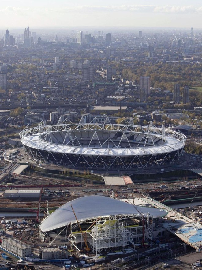 Obras do Centro Aquático (à frente) e do Estádio Olímpico de Londres, sede dos jogos de 2012: na Europa, contratação de uma única empresa para projeto e obra é comum | 